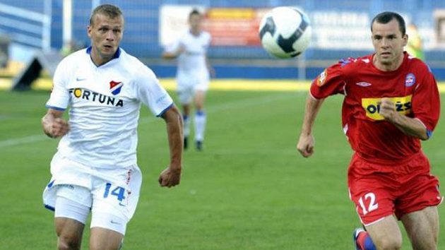 Adam Varadi z Baníku (vlevo) v souboji s Františkem Dřížďalem z Brna Adam Varadi z Baníku (vlevo) v souboji s Františkem Dřížďalem z Brna