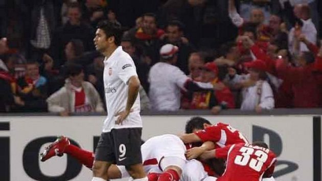Fotbalisté Lutychu slaví za procházejícím Eduardem gól v síti Arsenalu Fotbalisté Lutychu slaví za procházejícím Eduardem gól v síti Arsenalu