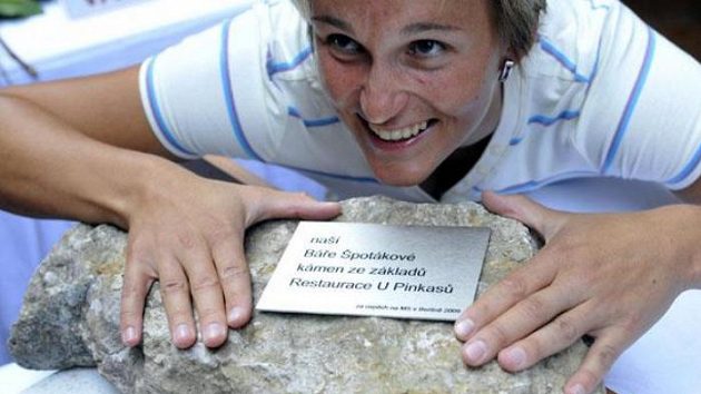 Oštěpařka Barbora Špotáková, stříbrná medailistka z berlínského MS v atletice, dostala kámen ze základů restaurace U Pinkasů. Oštěpařka Barbora Špotáková, stříbrná medailistka z berlínského MS v atletice, dostala kámen ze základů restaurace U Pinkasů.
