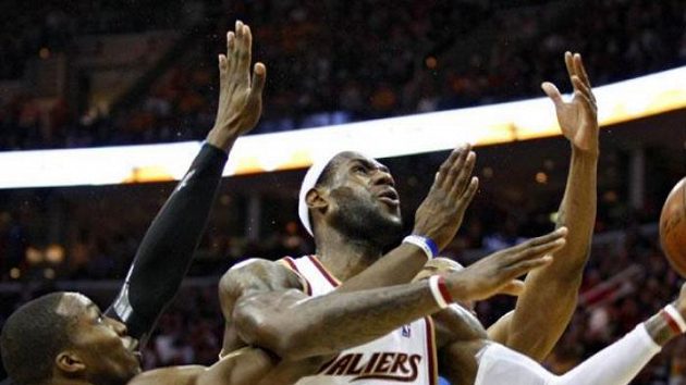 Basketbalista Clevelandu LeBron James (s míčem) zakončuje přes Dwighta Howarda z Orlanda ve finále Východní konference NBA. Basketbalista Clevelandu LeBron James (s míčem) zakončuje přes Dwighta Howarda z Orlanda ve finále Východní konference NBA.