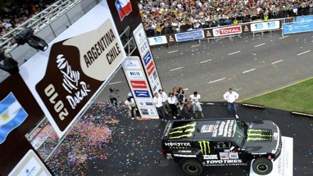 Americký pilot Robby Gordon vyráží se svým hummerem H3 na trať Rallye Dakar v Buenos Aires Americký pilot Robby Gordon vyráží se svým hummerem H3 na trať Rallye Dakar v Buenos Aires