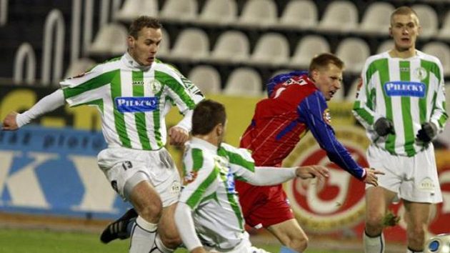 Brněnský obránce Petr Čoupek (druhý zprava) se snaží projít mezi trojicí hráčů Bohemians Praha. Brněnský obránce Petr Čoupek (druhý zprava) se snaží projít mezi trojicí hráčů Bohemians Praha.