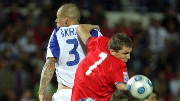 Tomáš Necid v souboji se slovenským stoperem Škrtelem Tomáš Necid v souboji se slovenským stoperem Škrtelem
