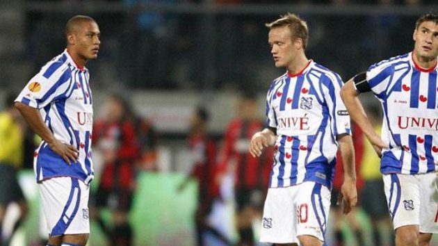 Fotbalisté Heerenveenu Paolo Henrique, Mika Vayrynen a Michal Papadopulos (zleva) smutní po vítězném gólu Herthy Berlín. Fotbalisté Heerenveenu Paolo Henrique, Mika Vayrynen a Michal Papadopulos (zleva) smutní po vítězném gólu Herthy Berlín.