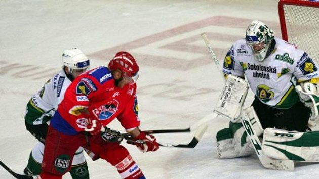 Hokejista Českých Budějovic Tomáš Kůrka před brankářem Karlových Varů Lukášem Mensatorem Hokejista Českých Budějovic Tomáš Kůrka před brankářem Karlových Varů Lukášem Mensatorem