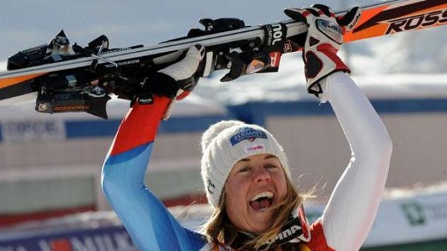 Švýcarská lyžařka Franzi Aufdenblattenová oslavuje vítězství ve Val d'Isere. Švýcarská lyžařka Franzi Aufdenblattenová oslavuje vítězství ve Val d'Isere.