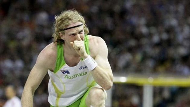 Australský tyčkař Steven Hooker po úspěšném pokusu na 590 cm. Australský tyčkař Steven Hooker po úspěšném pokusu na 590 cm.