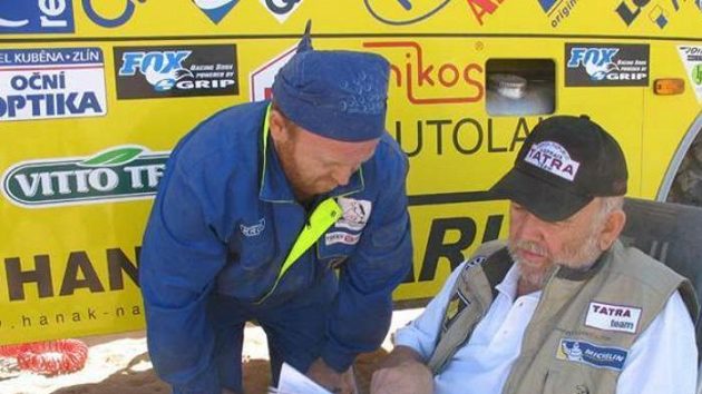 Karel Loprais (vpravo) a mechanik Petr Gilar. Karel Loprais (vpravo) a mechanik Petr Gilar.