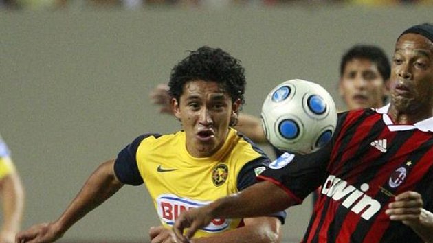 Hvězda AC Milán Ronaldinho (vpravo) v souboji s Juanem Carlosem Silvou z klubu América Hvězda AC Milán Ronaldinho (vpravo) v souboji s Juanem Carlosem Silvou z klubu América
