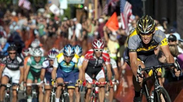 Americký cyklista Lance Armstrong v čele závodu v ulicích Nevada City Americký cyklista Lance Armstrong v čele závodu v ulicích Nevada City