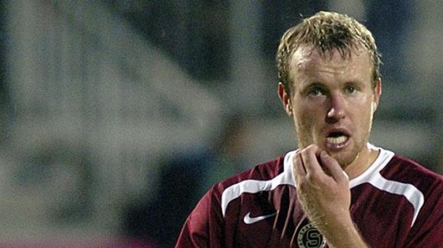 Jiří Homola ze Sparty odchází ze hřiště po udělené červené kartě v utkání třetího kola první fotbalové ligy s Jabloncem. Jiří Homola ze Sparty odchází ze hřiště po udělené červené kartě v utkání třetího kola první fotbalové ligy s Jabloncem.