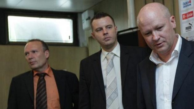 I předsedovi Ivanu Haškovi se dostal do rukou apel Středočechů, aby jeho místopředseda Jindřich Rajchl (uprostřed) rezignoval I předsedovi Ivanu Haškovi se dostal do rukou apel Středočechů, aby jeho místopředseda Jindřich Rajchl (uprostřed) rezignoval