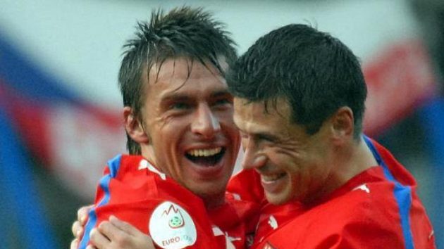 Zdeněk Grygera (vlevo) gratuluje Marku Kuličovi k úvodní trefě v utkání proti San Marinu. Zdeněk Grygera (vlevo) gratuluje Marku Kuličovi k úvodní trefě v utkání proti San Marinu.