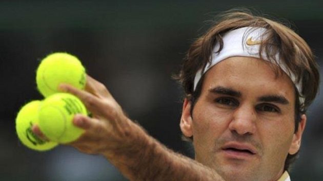 Roger Federer při váhání, které míčky použít na servis Roger Federer při váhání, které míčky použít na servis