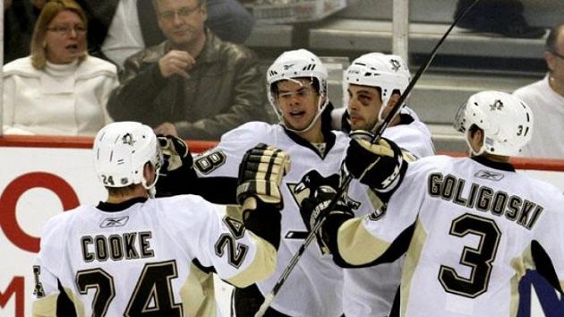Hokejisté Pittsburghu oslavují gól Tylera Kennedyho (druhý zleva) v utkání v Ottawě. Hokejisté Pittsburghu oslavují gól Tylera Kennedyho (druhý zleva) v utkání v Ottawě.