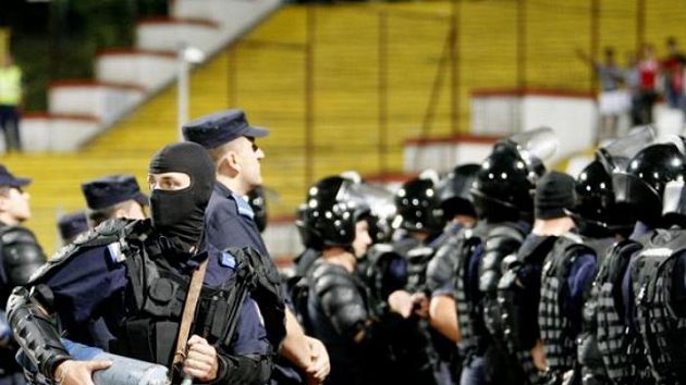 Rumunští policisté dohlížejí na rozzuřené fanoušky domácího Dinama Bukurešť v utkání Evropské ligy proti Liberci, zápas byl v 88. minutě z bezpečnostních důvodů přerušen. Rumunští policisté dohlížejí na rozzuřené fanoušky domácího Dinama Bukurešť v utkání Evropské ligy proti Liberci, zápas byl v 88. minutě z bezpečnostních důvodů přerušen.