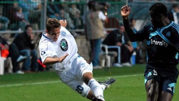 Mladoboleslavského Jana Kyselu brání Taye z Marseille. Mladoboleslavského Jana Kyselu brání Taye z Marseille.
