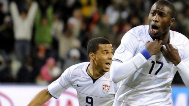 Fotbalista Jozy Altidore (vpravo) v národním dresu USA. Fotbalista Jozy Altidore (vpravo) v národním dresu USA.