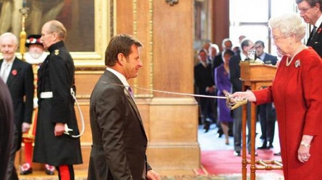 Britská královna Alžběta II. pasuje golfistu Nicka Falda do šlechtického stavu. Britská královna Alžběta II. pasuje golfistu Nicka Falda do šlechtického stavu.