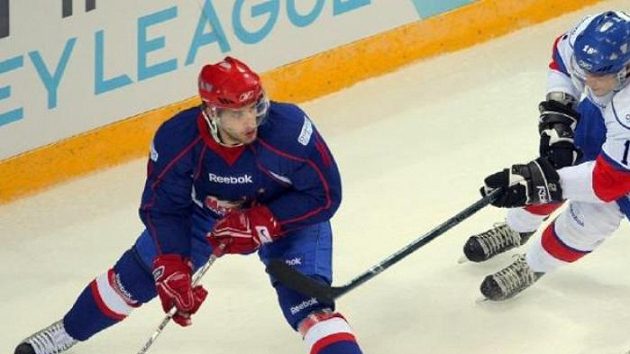 Jan Marek z Magnitogorsku stíhaný obráncem Curychu Schnyderem ve finále Ligy mistrů Jan Marek z Magnitogorsku stíhaný obráncem Curychu Schnyderem ve finále Ligy mistrů