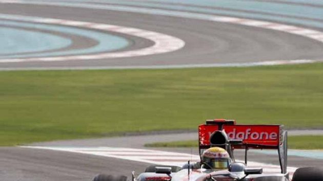 Lewis Hamilton na okruhu v Abú Zabí Lewis Hamilton na okruhu v Abú Zabí