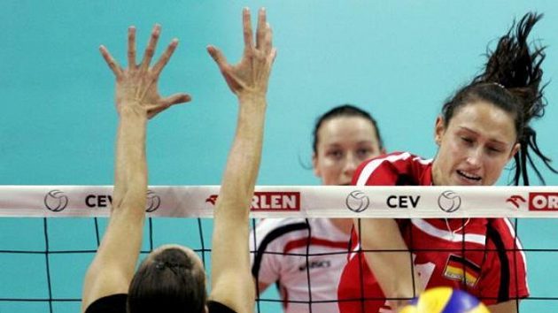 Německá volejbalistka Christiane Furstová smečuje přes blok Anny Kallistové. Německá volejbalistka Christiane Furstová smečuje přes blok Anny Kallistové.