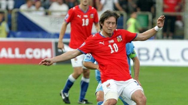 Tomáš Rosický (vpředu) při utkání se San Marinem. (ilustrační foto) Tomáš Rosický (vpředu) při utkání se San Marinem. (ilustrační foto)