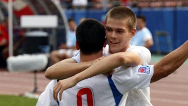 Martin Fenin (č. 9) se raduje s Lubošem Kaloudou z gólu v rakouské síti v semifinále MS v Edmontonu. Martin Fenin (č. 9) se raduje s Lubošem Kaloudou z gólu v rakouské síti v semifinále MS v Edmontonu.