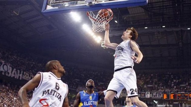 Český basketbalista Jan Veselý v dresu bělehradského Partizanu zavěšuje proti Maccabi Electra. Český basketbalista Jan Veselý v dresu bělehradského Partizanu zavěšuje proti Maccabi Electra.