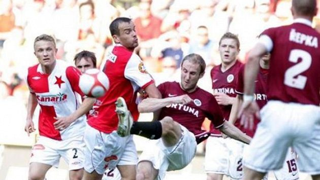 Slávistický obránce Brabec v souboji se sparťanem Hubníkem. Že by ještě okusil derby i v opačném gardu...? Slávistický obránce Brabec v souboji se sparťanem Hubníkem. Že by ještě okusil derby i v opačném gardu...?