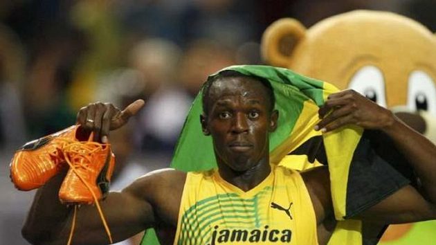 Jamajčan Usain Bolt oslavuje na MS v Berlíně triumf ve štafetě na 4x100 metrů. Jamajčan Usain Bolt oslavuje na MS v Berlíně triumf ve štafetě na 4x100 metrů.