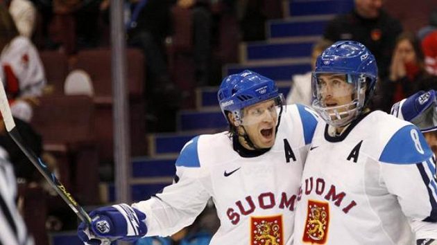 Kimmo Timonen z Finska a Teemu Selänne (vpravo) se radují z gólu Kimmo Timonen z Finska a Teemu Selänne (vpravo) se radují z gólu