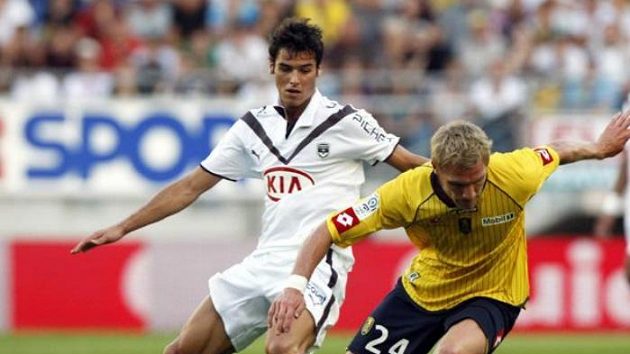 Fotbalista Sochaux Damien Perquis (vpravo) v souboji s Yoannem Gourcuffem z Bordeaux - ilustrační foto Fotbalista Sochaux Damien Perquis (vpravo) v souboji s Yoannem Gourcuffem z Bordeaux - ilustrační foto