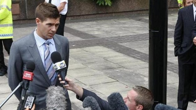 Steven Gerrard odpovídá novinářům u soudu v Liverpoolu Steven Gerrard odpovídá novinářům u soudu v Liverpoolu