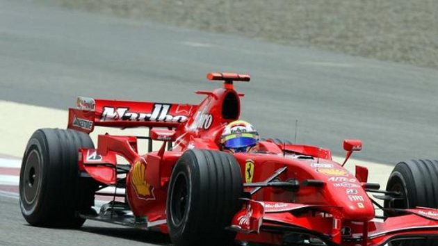 Brazilský jezdec Felipe Massa na Ferrari při kvalifikaci na VC Bahrajnu. Brazilský jezdec Felipe Massa na Ferrari při kvalifikaci na VC Bahrajnu.