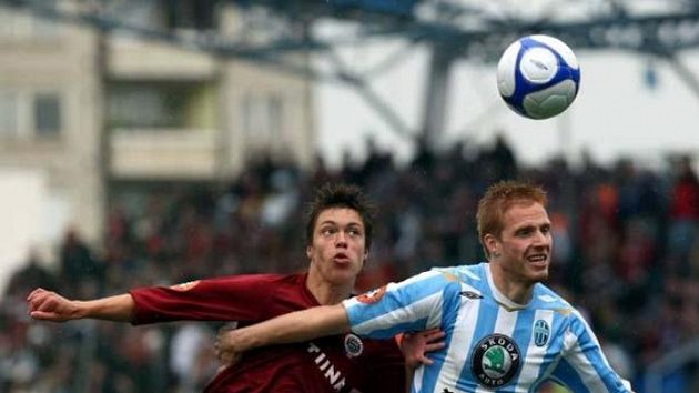 Fotbalista Sparty Václav Kadlec v souboji s Janíčkem z Mladé Boleslavi Fotbalista Sparty Václav Kadlec v souboji s Janíčkem z Mladé Boleslavi