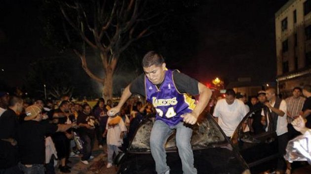 Fanoušek Lakers demoluje automobil v ulicích Los Angeles. Fanoušek Lakers demoluje automobil v ulicích Los Angeles.