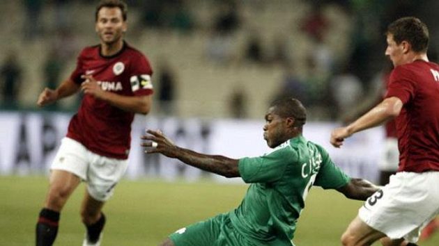Útočník Panathinaikosu Atény Djibril Cissé (uprostřed). Útočník Panathinaikosu Atény Djibril Cissé (uprostřed).