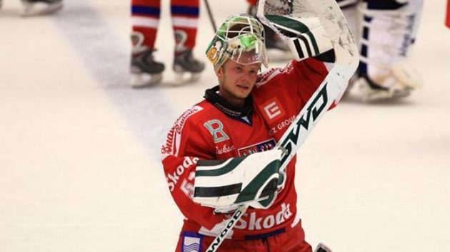 Brankář Lukáš Mensator zdraví karlovarské diváky Brankář Lukáš Mensator zdraví karlovarské diváky