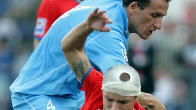 Fotbalista Václav Svěrkoš v souboji se Bacciochim ze San Marina, aneb i trpaslíci se občas vzbouří... Fotbalista Václav Svěrkoš v souboji se Bacciochim ze San Marina, aneb i trpaslíci se občas vzbouří...