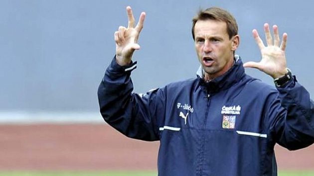 Trenér František Straka na tréninku české fotbalové reprezentace Trenér František Straka na tréninku české fotbalové reprezentace
