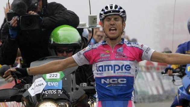 Italský jezdec Damiano Cunego ze stáje Lampre NGC se raduje v cíli 8. etapy Vuelty. Italský jezdec Damiano Cunego ze stáje Lampre NGC se raduje v cíli 8. etapy Vuelty.