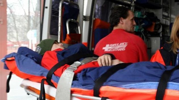 Zraněný skokan Mazoch při převozu do střešovické nemocnice Zraněný skokan Mazoch při převozu do střešovické nemocnice