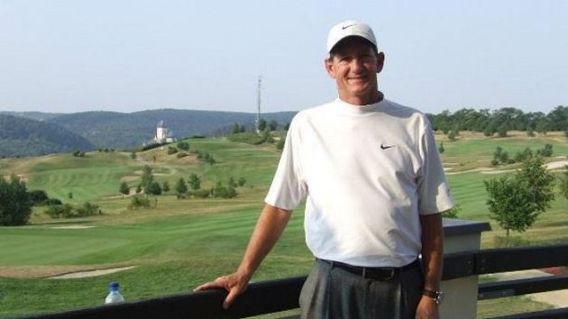 Hank Haney. V pozadí golfový resort Karlštejn Hank Haney. V pozadí golfový resort Karlštejn