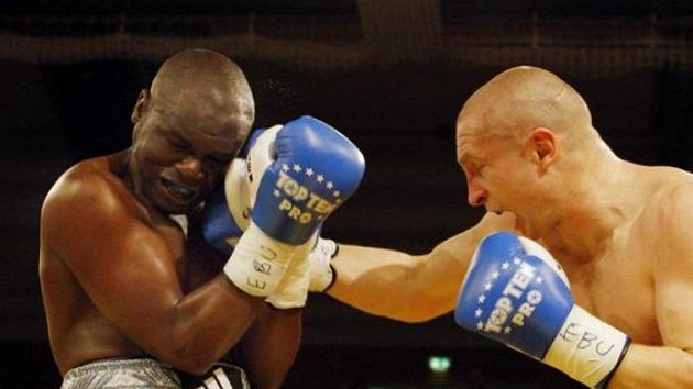 Český boxer Lukáš Konečný (vpravo) a Jimmy Colas z Francie při zápase o profesionální titul mistra Evropské unie (EBU-EU). Český boxer Lukáš Konečný (vpravo) a Jimmy Colas z Francie při zápase o profesionální titul mistra Evropské unie (EBU-EU).