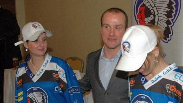 Plzeňští hokejisté vyjedou po 15 letech na led znovu s okřídleným šípem na prsou. Plzeňští hokejisté vyjedou po 15 letech na led znovu s okřídleným šípem na prsou.
