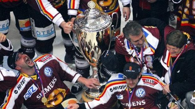 Trenér Sparty Praha František Výborný (druhý zprava) oslavuje s hráči po šestém finálovém duelu hokejové extraligy. Trenér Sparty Praha František Výborný (druhý zprava) oslavuje s hráči po šestém finálovém duelu hokejové extraligy.