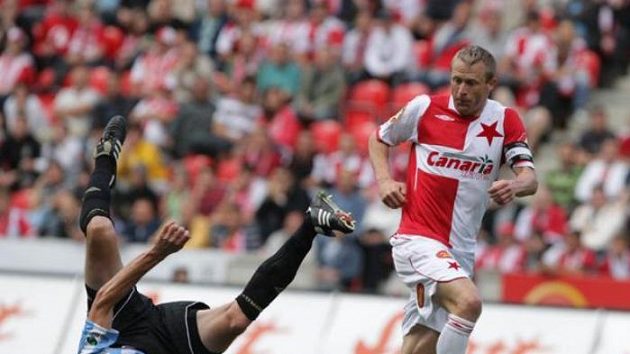 Boleslavský Adrian Rolko (vlevo) a Stanislav Vlček ze Slavie Boleslavský Adrian Rolko (vlevo) a Stanislav Vlček ze Slavie