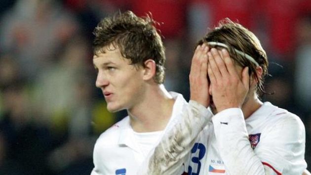 Tomáš Necid (vlevo) a Jaroslav Plašil po zápase proti Polsku Tomáš Necid (vlevo) a Jaroslav Plašil po zápase proti Polsku