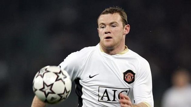 Wayne Rooney sprintuje za míčem během utkání Ligy mistrů. Wayne Rooney sprintuje za míčem během utkání Ligy mistrů.